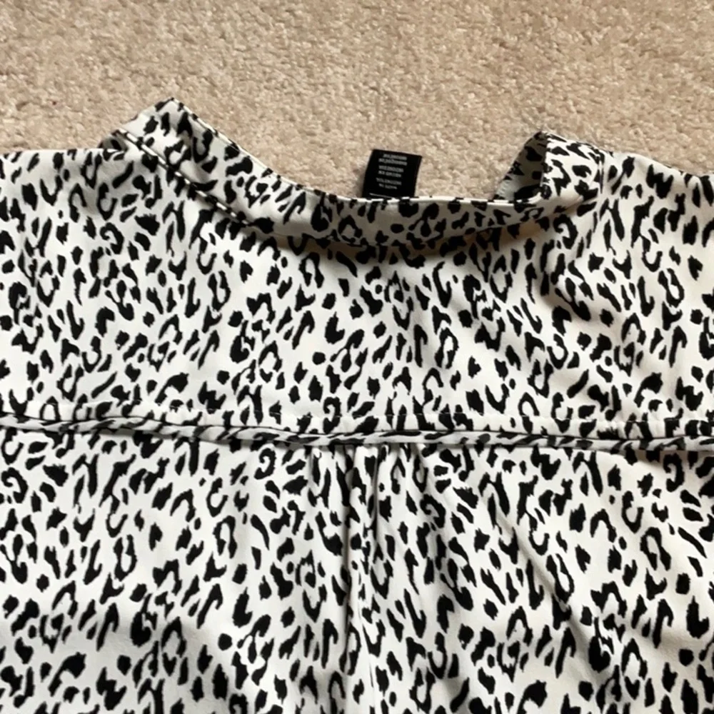 White House Black Market Sleeveless Blouse - Picture 6 of 7